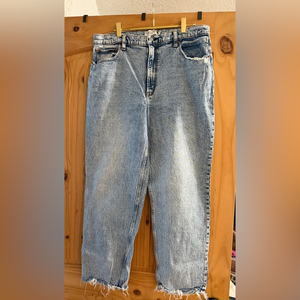 Abercrombie and Fitch 90s straight jeans!
